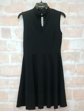 NWT Dotted Size M Black Sleeveless Midi Dress